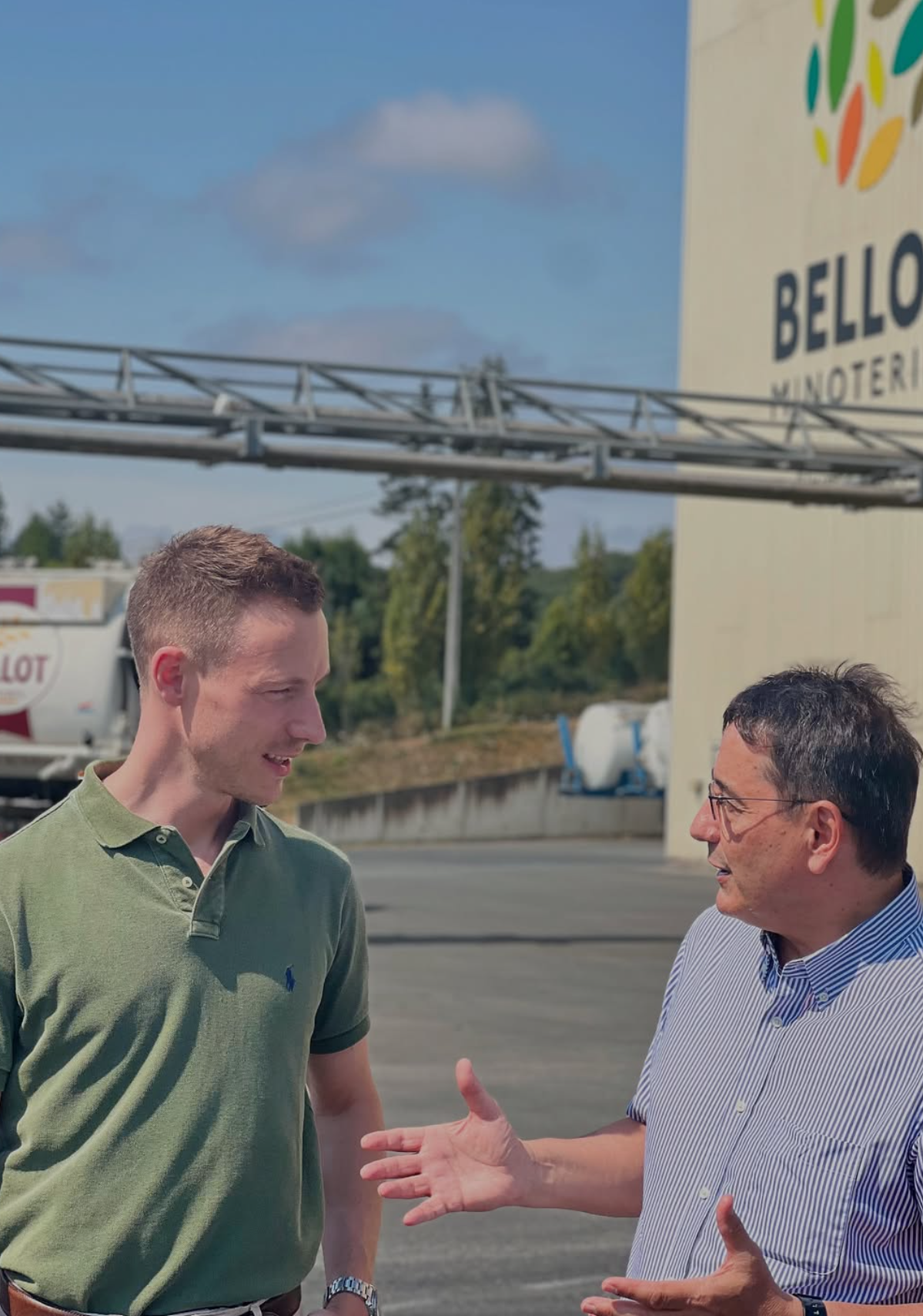 Samy Snoussi en conversation devant le moulin Bellot Minoteries, à Geoffret